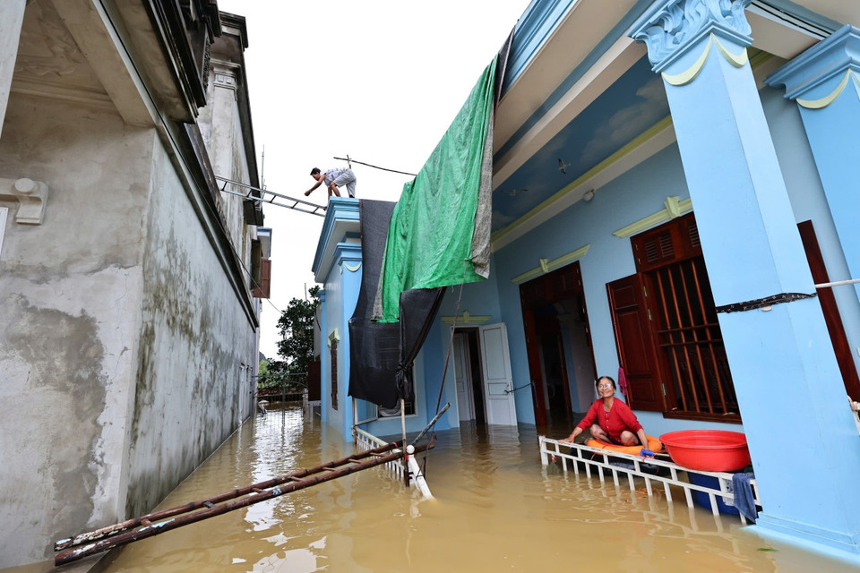 Các hộ dân gặp khó khăn trong sinh hoạt khi bị mất điện, mất nước. (Ảnh: Minh Đức/TTXVN)
