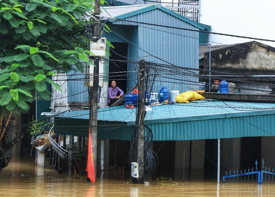 Nhiều nhà dân bị ngập do mực nước sông Hoàng Long dâng cao. (Ảnh: Tuấn Anh/TTXVN)