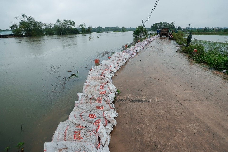 Nước đã dâng đến mặt đê khu vực xã Ngọc Liệp, huyện Quốc Oai, thành phố Hà Nội. (Ảnh: Minh Quyết/TTXVN)