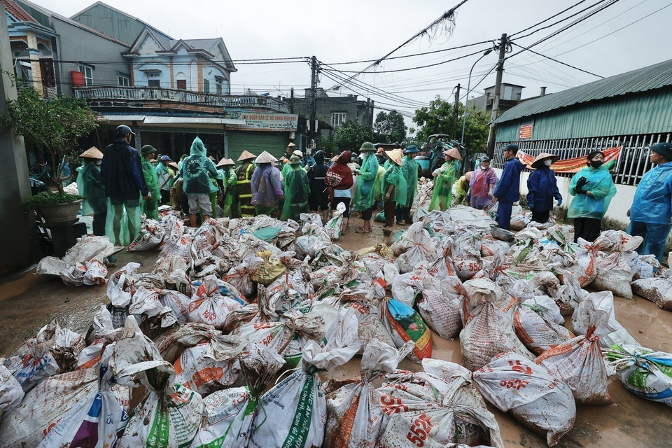 Những bao tải đất được chuẩn bị để gia cố đê khu vực xã Ngọc Liệp, huyện Quốc Oai, thành phố Hà Nội. (Ảnh: Minh Quyết/TTXVN)
