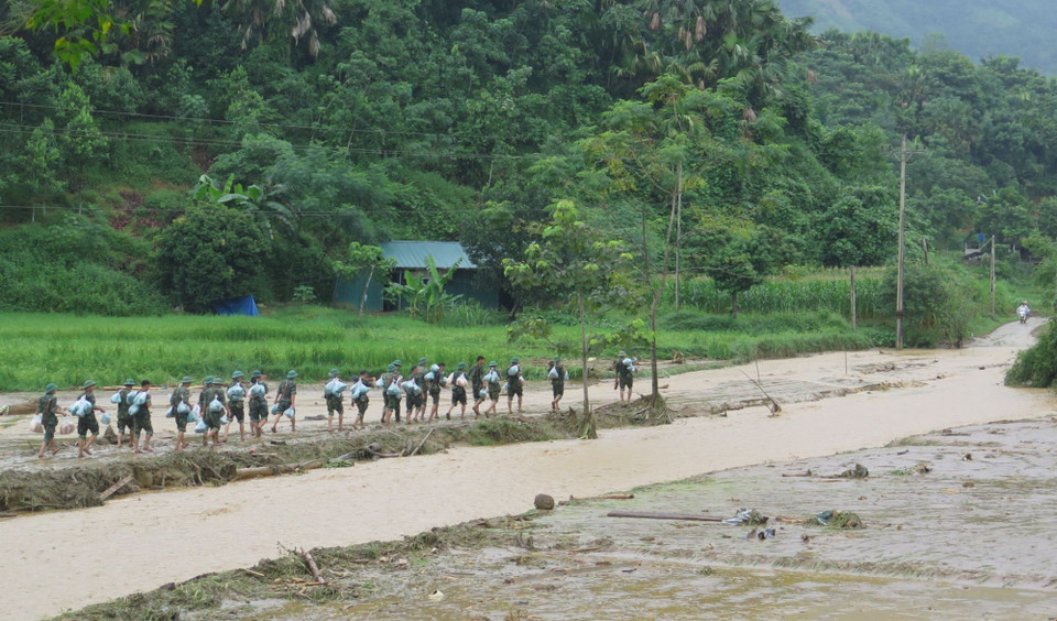 Chiến sỹ sư đoàn 316, quân khu 2 vào khu sạt lở do lũ ống, lũ quét tại Bảo Yên tiến hành công tác cứu hộ. (Ảnh: Hồng Ninh/TTXVN)