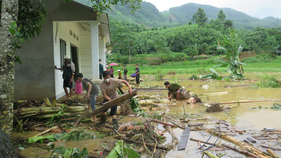 Người dân địa phương nỗ lực tìm người thân bị nạn sau lũ dữ. (Ảnh: Hồng Ninh/TTXVN)