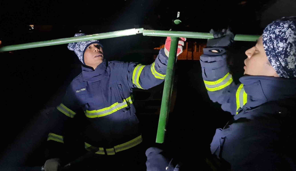 Đoàn công tác dựng lều chuẩn bị cho công tác cứu hộ. (Ảnh: TTXVN phát)