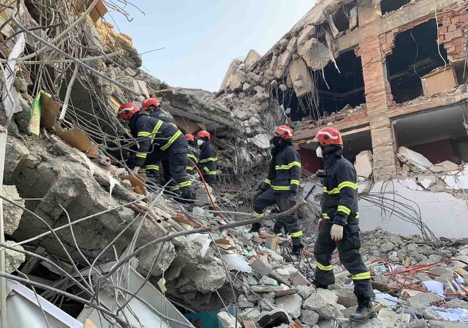 Đoàn công tác Bộ Công an, Việt Nam triển khai công tác cứu hộ, cứu nạn tại một tòa nhà ở thành phố Adiyaman, phía đông nam Thổ Nhĩ Kỳ. (Ảnh: TTXVN phát)