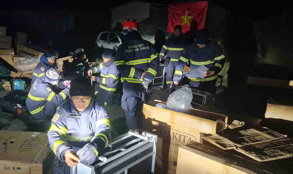 Đoàn công tác dựng lều chuẩn bị cho công tác cứu hộ. (Ảnh: TTXVN phát)