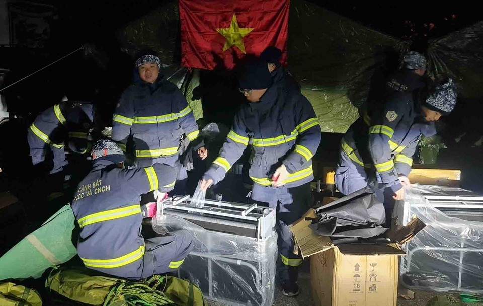 Đoàn công tác dựng lều chuẩn bị cho công tác cứu hộ. (Ảnh: TTXVN phát)