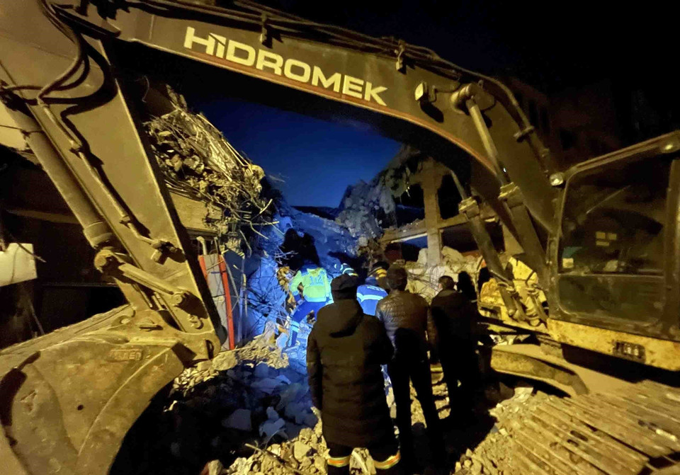 Đoàn công tác Bộ Công an triển khai cứu hộ trong đêm tại một tòa nhà ở thành phố Adiyaman, phía đông nam Thổ Nhĩ Kỳ. (Ảnh: TTXVN phát)