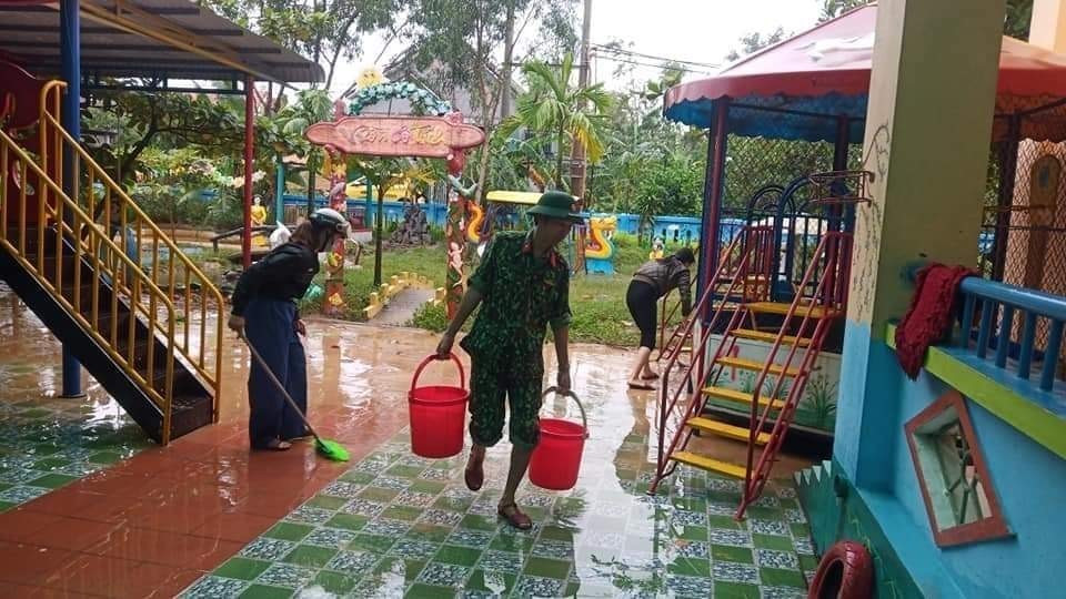 Dọn vệ sinh trường mầm non xã Quảng Thanh, huyện Quảng Trạch, tỉnh Quảng Bình. (Ảnh: Đức Thọ/TTXVN)