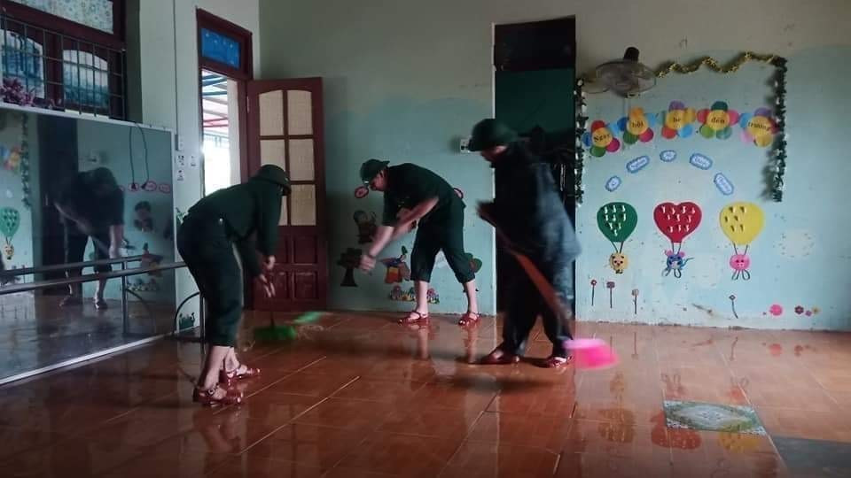 Dọn vệ sinh trường mầm non xã Quảng Thanh, huyện Quảng Trạch, tỉnh Quảng Bình. (Ảnh: Đức Thọ/TTXVN)