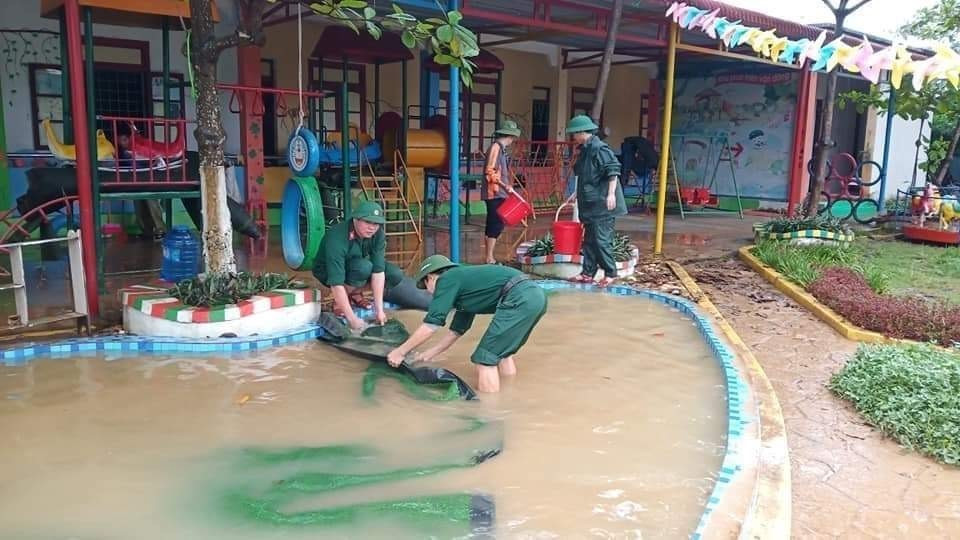 Dọn vệ sinh trường mầm non xã Quảng Thanh, huyện Quảng Trạch, tỉnh Quảng Bình. (Ảnh: Đức Thọ/TTXVN)