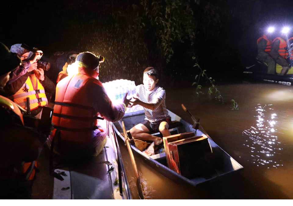  Cứu trợ nhu yếu phẩm cho người dân bị cô lập tại thôn Ngũ Phúc, xã Cẩm Vinh, huyện Cẩm Xuyên, Hà Tĩnh. (Ảnh: Vũ Sinh/TTXVN)
