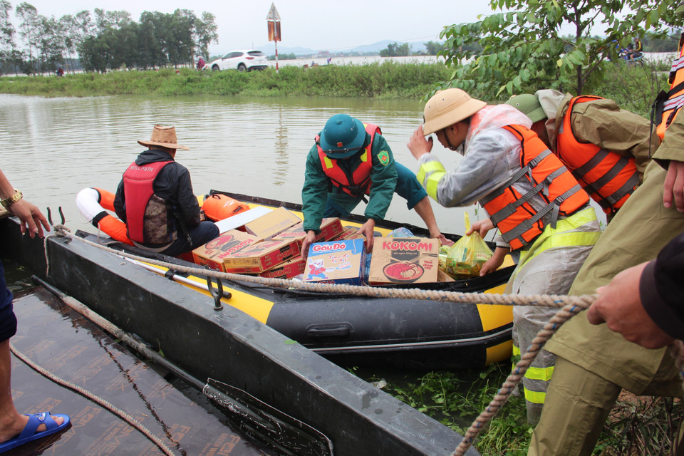 Tại xã Tân Lâm Hương (huyện Thạch Hà, Hà Tĩnh), để hàng cứu trợ đến được với người dân phải dùng các thuyền, xuồng nhỏ. (Ảnh: Hoàng Ngà/TTXVN)