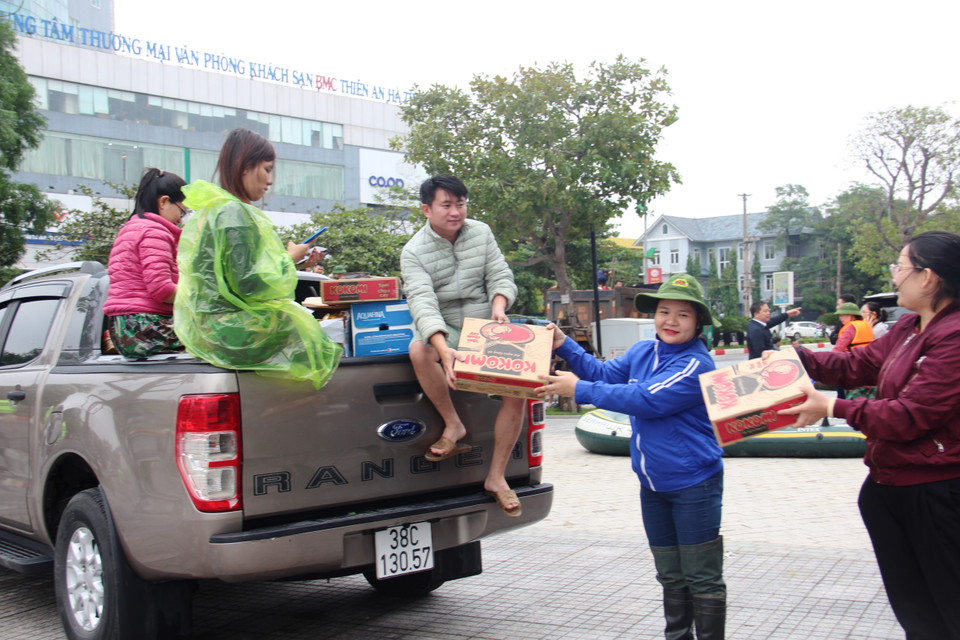 Các đội nhóm cứu trợ vận chuyển hàng từ trung tâm thành phố để đến các vùng bị ngập sâu tại Hà Tĩnh. (Ảnh: Hoàng Ngà/TTXVN)