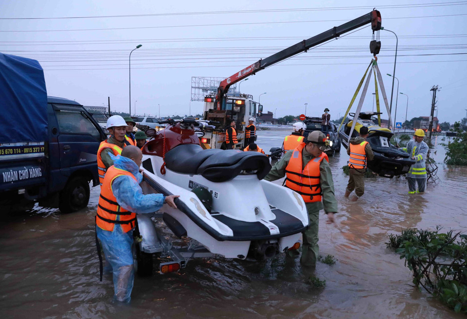 Lực lượng chức năng chuẩn bị phương tiện, triển khai công tác cứu trợ tại huyện Cẩm Xuyên, Hà Tĩnh. (Ảnh: TTXVN)