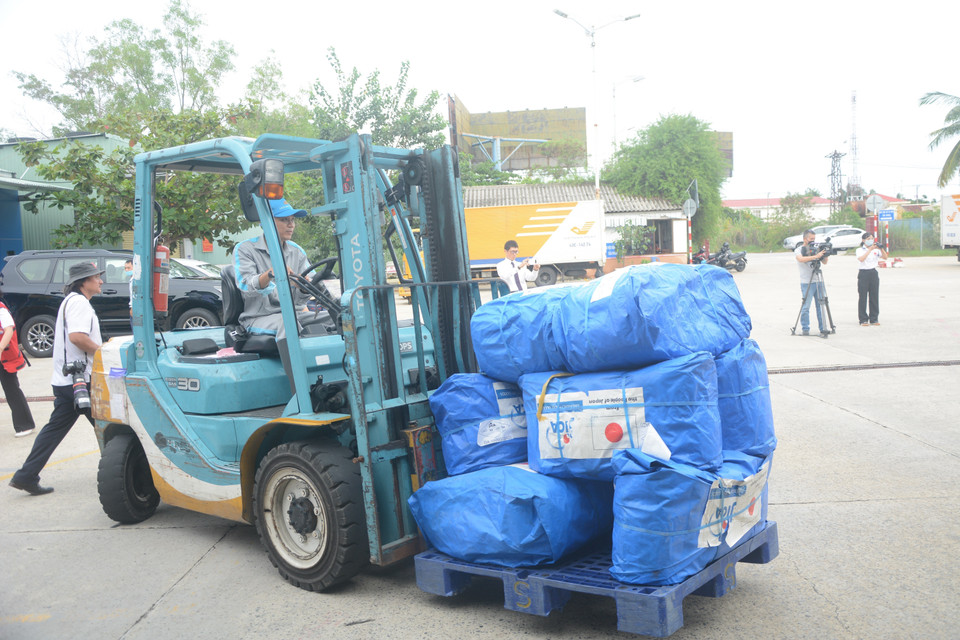 Khẩn trương chuyển hàng lên xe để đưa đến nơi chịu thiệt hại do bão lụt tại tỉnh Thừa Thiên-Huế. (Ảnh: Văn Dũng/TTXVN)