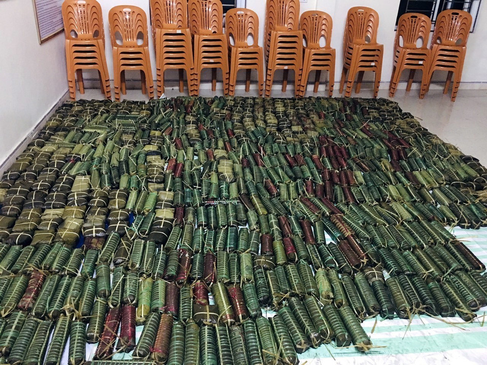 Người dân xóm Phượng Sơn, xã Đồng Văn, Nghệ An, gói, nấu bánh chưng ủng hộ đồng bào lũ lụt các tỉnh miền Trung. (Ảnh: TTXVN phát)