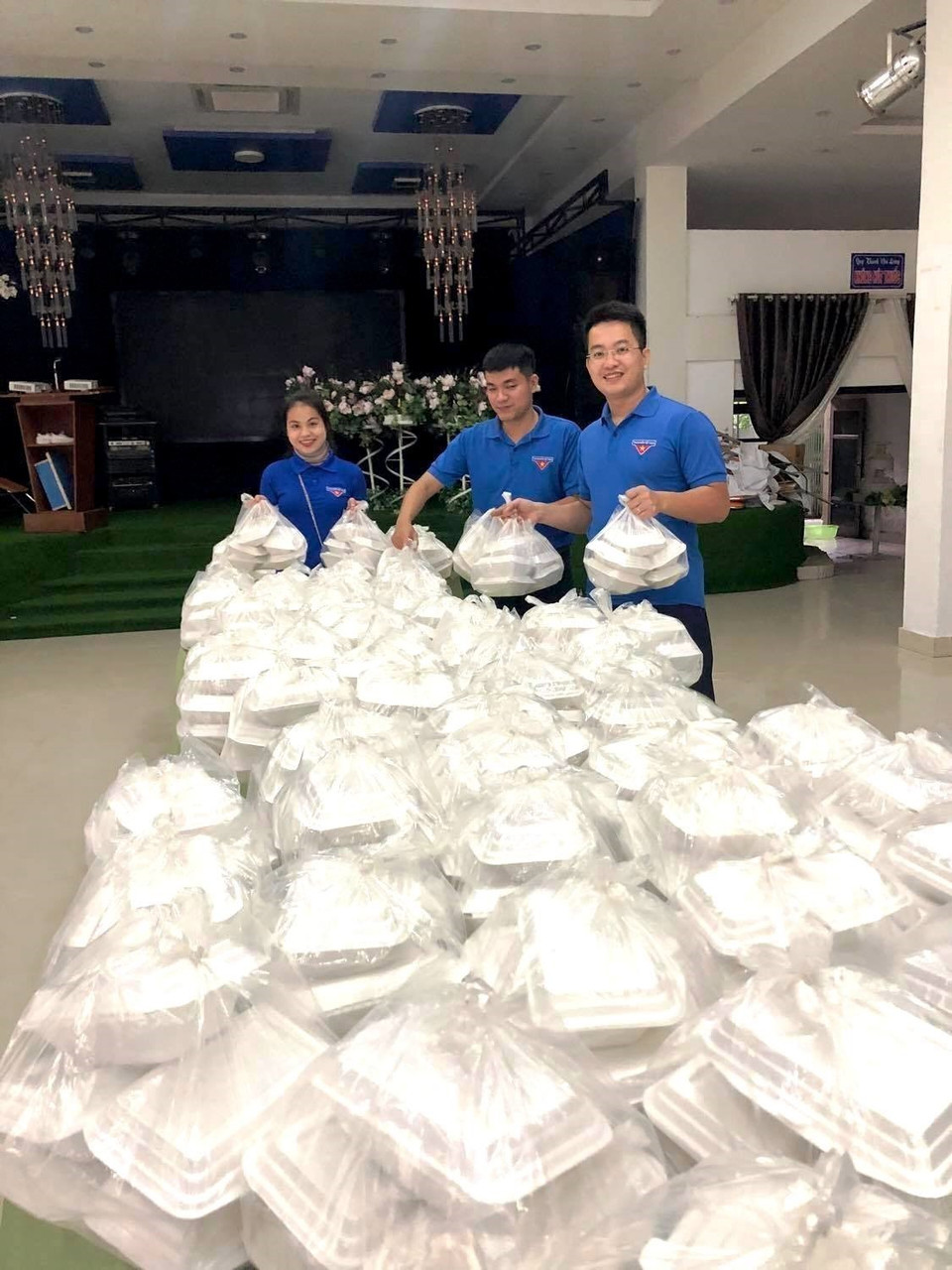 Đoàn viên thanh niên Quảng Bình kết nối với các tổ chức, đơn vị, cá nhân hảo tâm nấu và trao gần 3.000 suất cơm, xôi, mì thực phẩm khô đến với người dân vùng lũ. (Ảnh: Võ Dung/TTXVN)