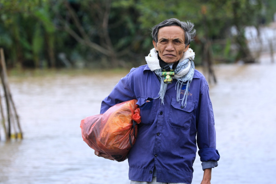 Mực nước khu vực hạ du gần hồ Kẻ Gỗ giảm, giúp người dân có thể ra khỏi vùng cô lập để lấy hàng cứu trợ. (Ảnh: Thành Đạt/TTXVN)