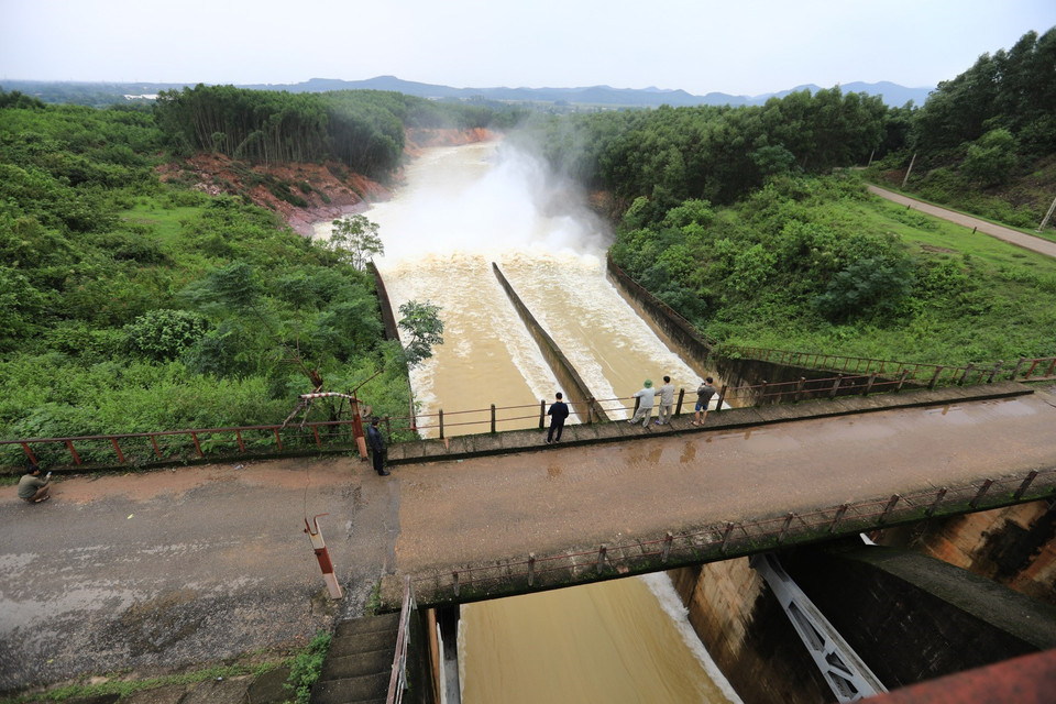 Hồ Kẻ Gỗ mở cửa xả tràn lúc 10 giờ ngày 21/10 với lưu lượng 300 m3/s, giảm 200 m3/s so với lượng xả lúc 19 giờ ngày 19/10/2020. (Ảnh: Thành Đạt/TTXVN)