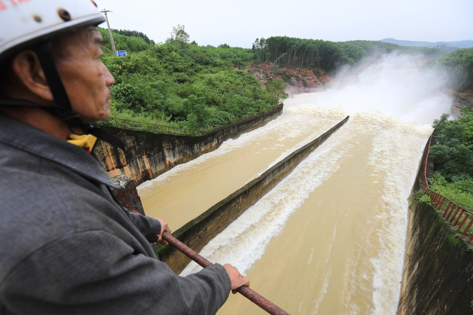 Người dân nơi đây rất quan tâm đến tin tức xả lũ tại hồ Kẻ Gỗ. (Ảnh: Thành Đạt/TTXVN)