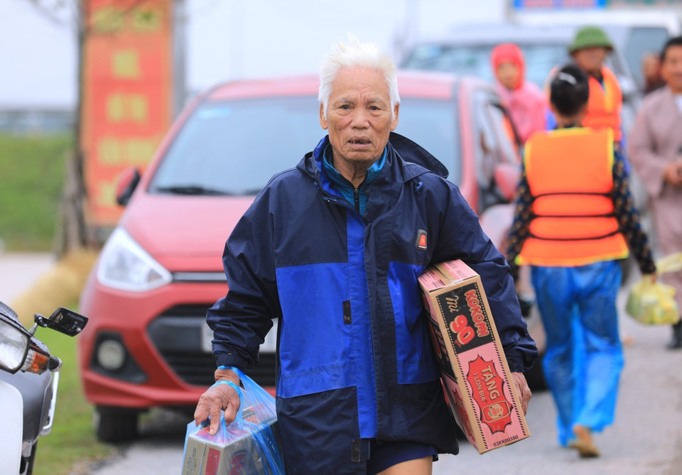 Mực nước khu vực hạ du gần hồ Kẻ Gỗ giảm, giúp người dân có thể ra khỏi vùng cô lập để lấy hàng cứu trợ. (Ảnh: Thành Đạt/TTXVN)