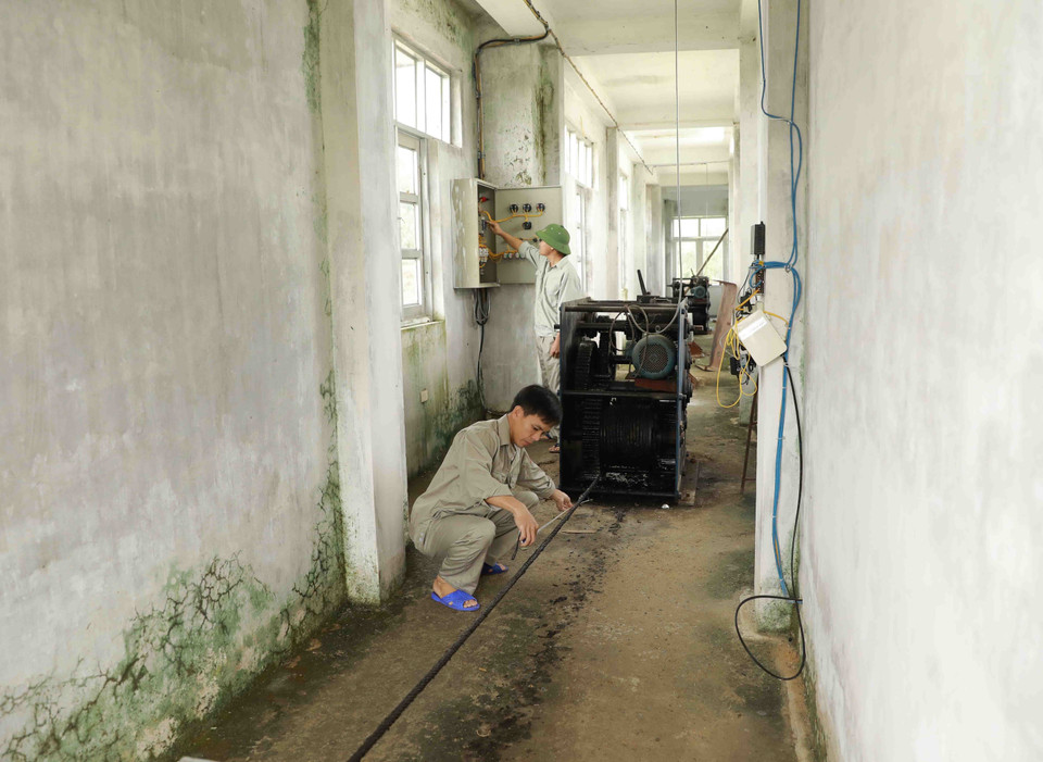 Công nhân kỹ thuật của Công ty TNHH Một thành viên Thủy lợi Nam Hà Tĩnh vận hành xả tràn. (Ảnh: Vũ Sinh/TTXVN)