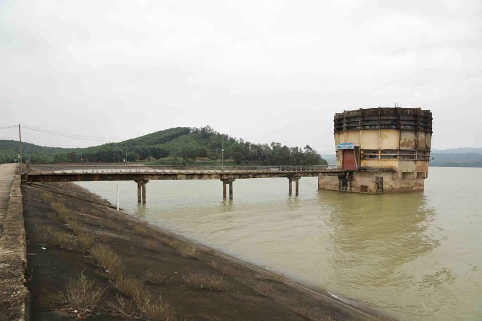 Hiện nay mực nước hồ Kẻ Gỗ đang ở mức an toàn với cao trình ở 31,85m, tương đương tổng dung tích là khoảng 326 triệu m3. (Ảnh: Vũ Sinh/TTXVN)