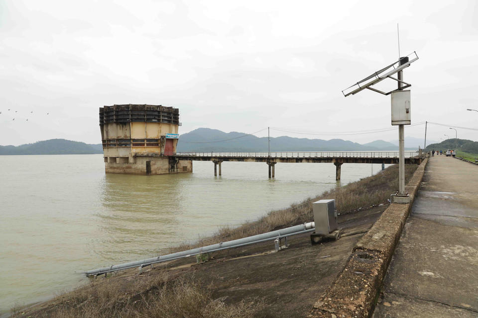 Hiện nay mực nước hồ Kẻ Gỗ đang ở mức an toàn với cao trình ở 31,85m, tương đương tổng dung tích là khoảng 326 triệu m3. (Ảnh: Vũ Sinh/TTXVN)