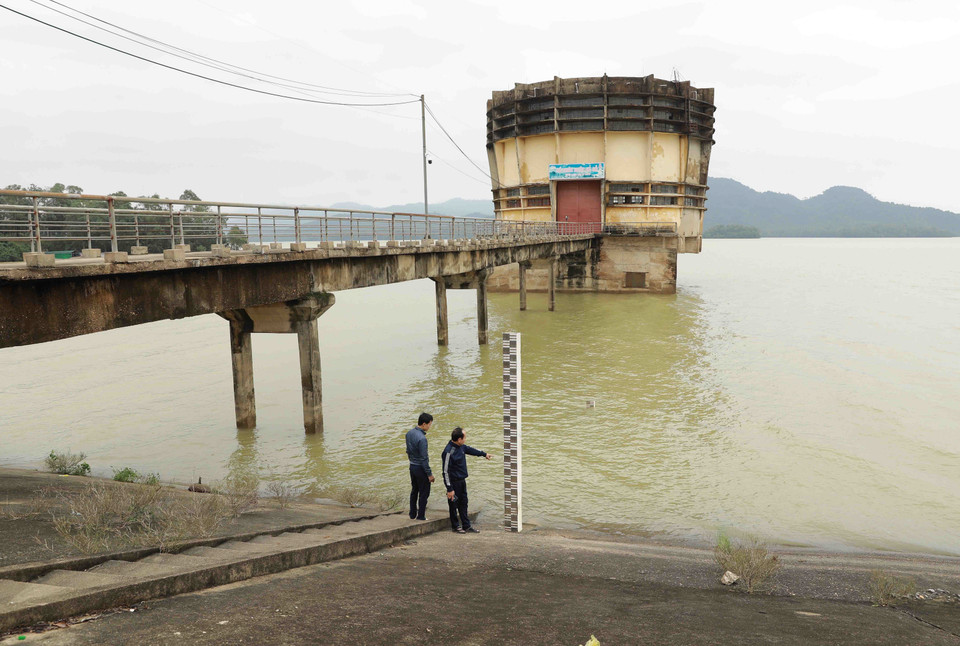 Hiện nay mực nước hồ Kẻ Gỗ đang ở mức an toàn với cao trình ở 31,85m, tương đương tổng dung tích là khoảng 326 triệu m3. (Ảnh: Thành Đạt/TTXVN)