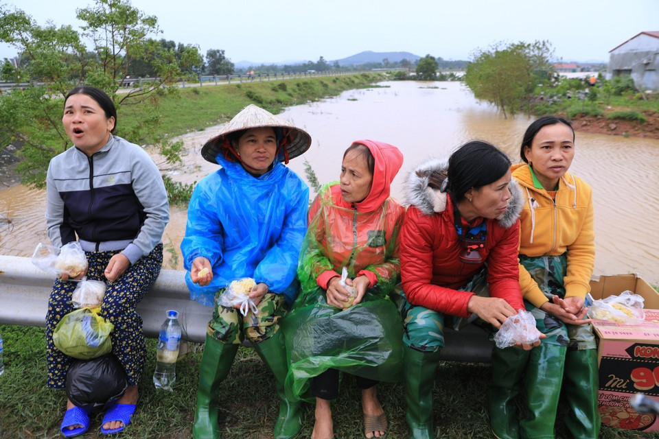 Mực nước khu vực hạ du gần hồ Kẻ Gỗ đã giảm, người dân đã có thể ra khỏi vùng cô lập để lấy hàng cứu trợ. (Ảnh: Thành Đạt/TTXVN)