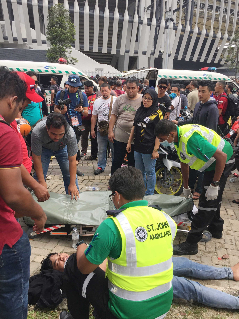 Nhân viên y tế cấp cứu, hỗ trợ chăm sóc sức khỏe cho những người bị kiệt sức hoặc ngất xỉu do trời nắng nóng hoặc chờ đợi quá lâu. (Ảnh: Hoàng Linh/TTXVN)