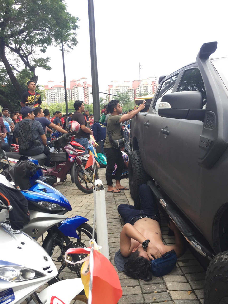 Nhiều người bị kiệt sức hoặc ngất xỉu do trời nắng nóng hoặc chờ đợi quá lâu. (Ảnh: Hoàng Linh/TTXVN)