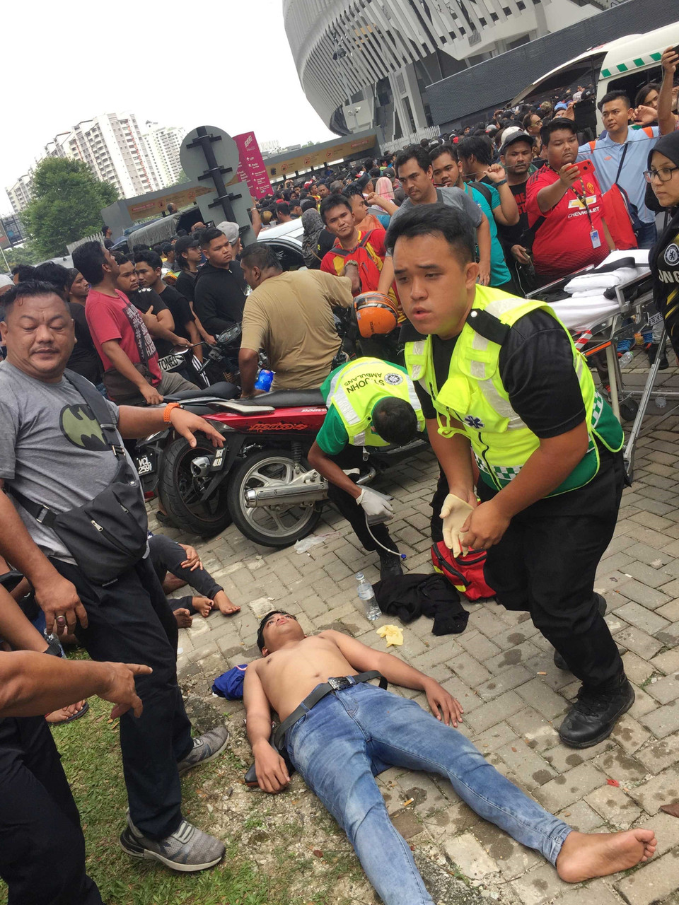 Ban tổ chức phải tăng cường xe cứu thương và lực lượng an ninh để vãn hồi trật tự. (Ảnh: Hoàng Linh/TTXVN)