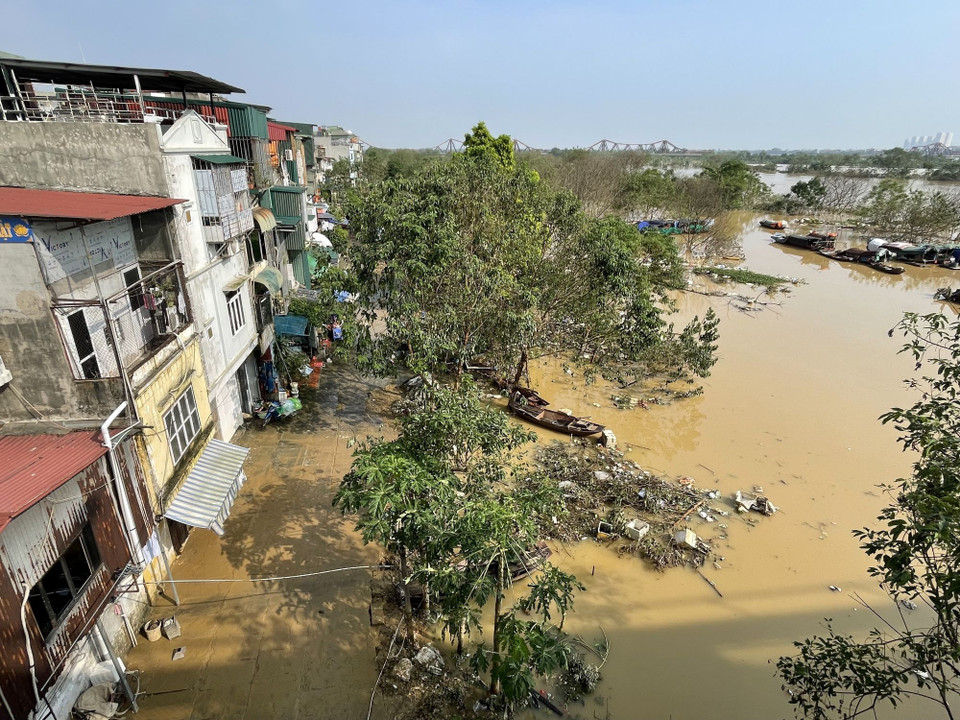 Nước sông Hồng đang rút (ảnh chụp 8h15, ngày 13/9/2024). (Ảnh: Minh Quyết/TTXVN)