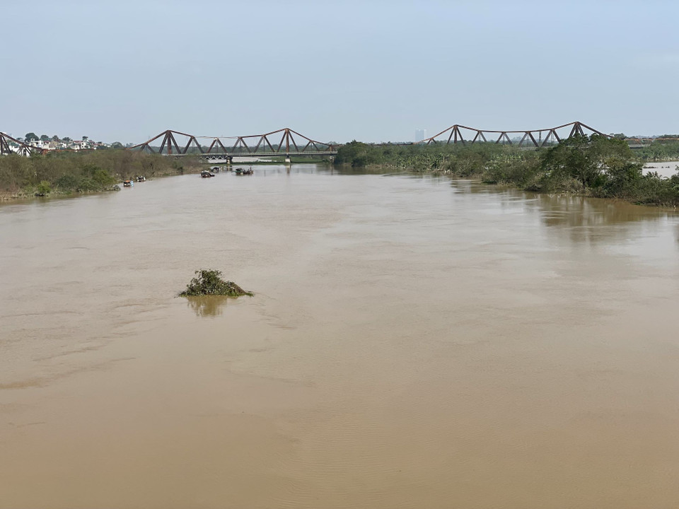 Nước sông Hồng đang rút (ảnh chụp 8h15, ngày 13/9/2024). (Ảnh: Minh Quyết/TTXVN)