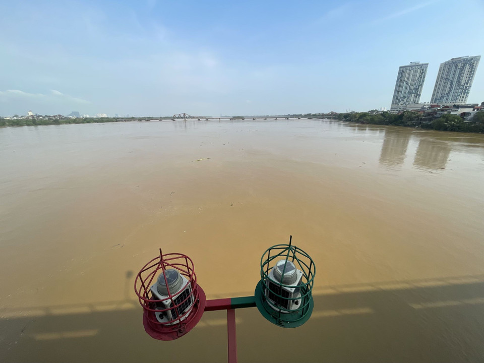 Nước sông Hồng đang rút (ảnh chụp 8h15, ngày 13/9/2024). (Ảnh: Minh Quyết/TTXVN)