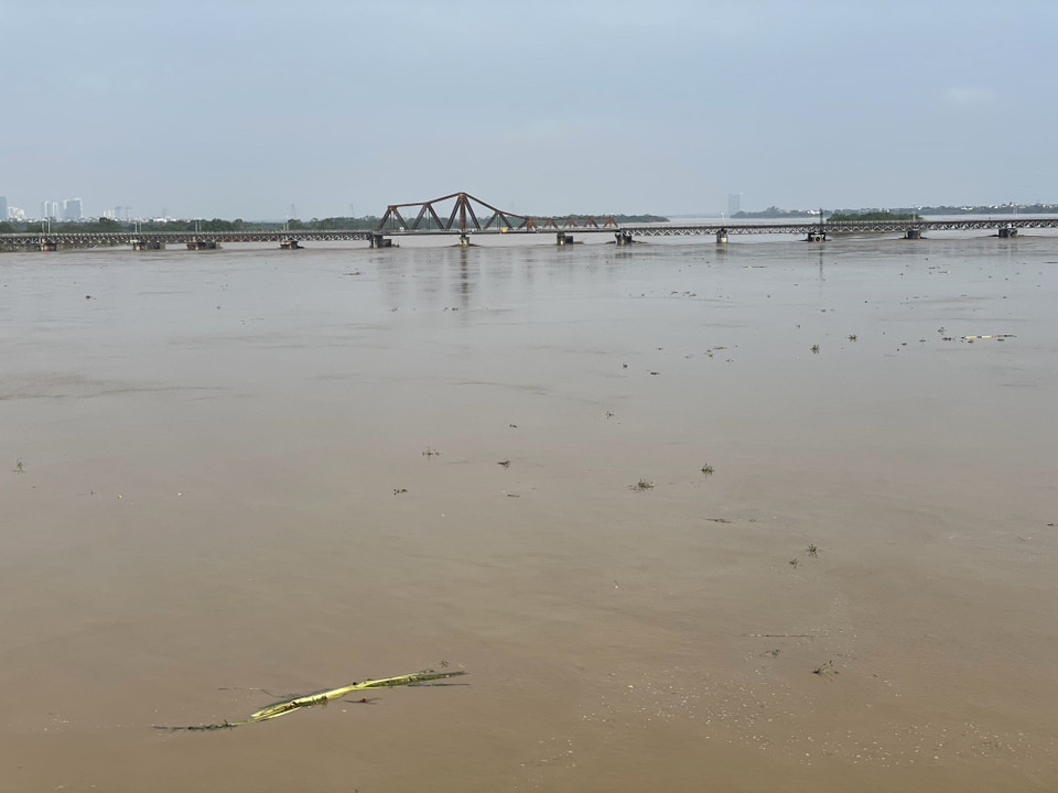 Nước sông Hồng đang rút (ảnh chụp 8h15, ngày 13/9/2024). (Ảnh: Minh Quyết/TTXVN)