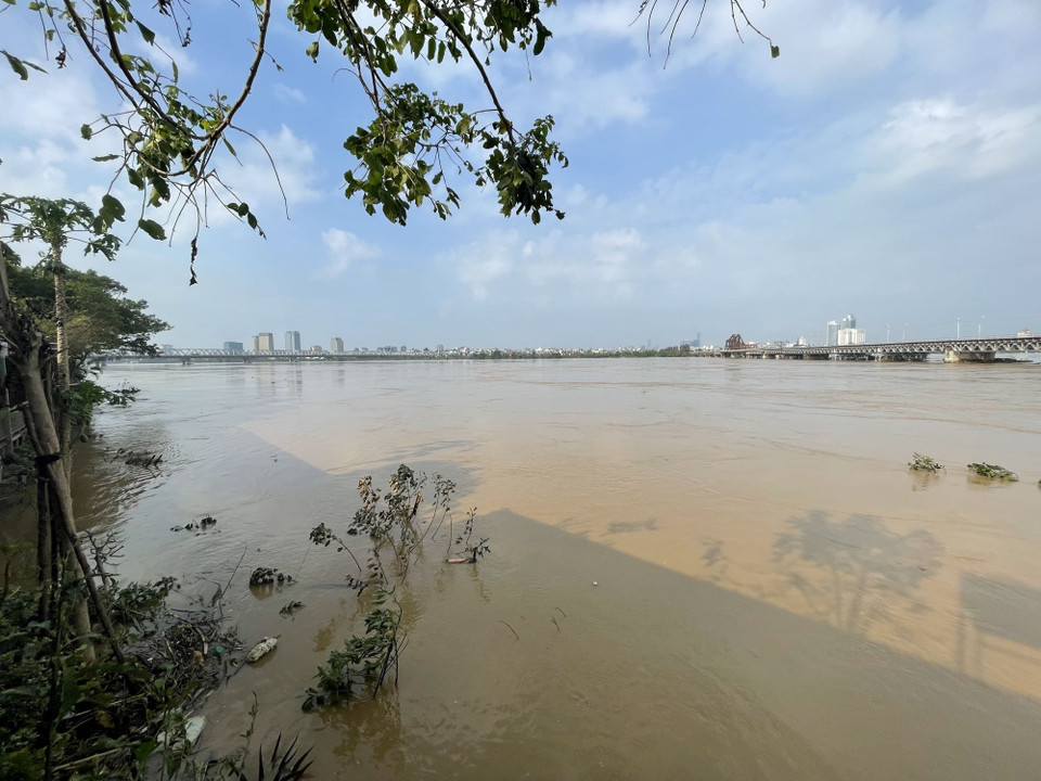 Nước sông Hồng đang rút (ảnh chụp 8h15, ngày 13/9/2024). (Ảnh: Minh Quyết/TTXVN)