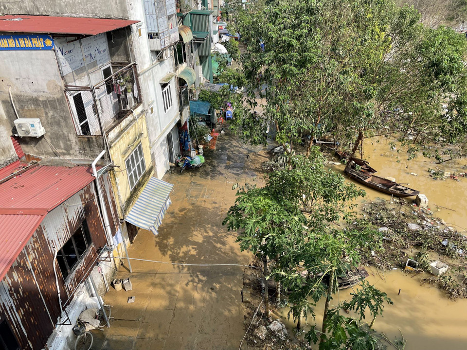 Nước sông Hồng đang rút (ảnh chụp 8h15, ngày 13/9/2024). (Ảnh: Minh Quyết/TTXVN)