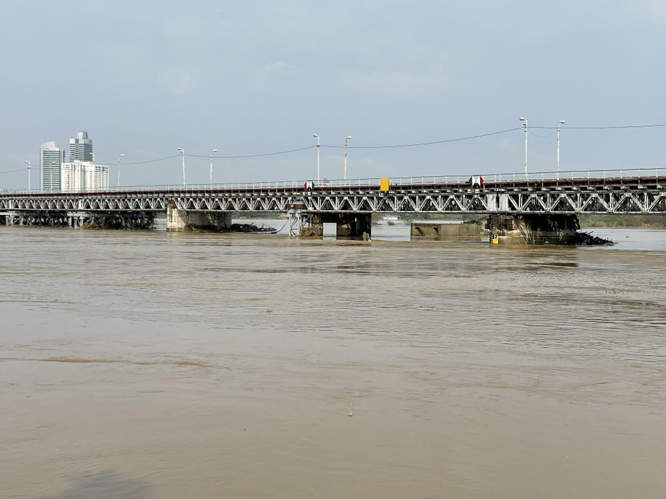 Nước sông Hồng đang rút (ảnh chụp 8h15, ngày 13/9/2024). (Ảnh: Minh Quyết/TTXVN)