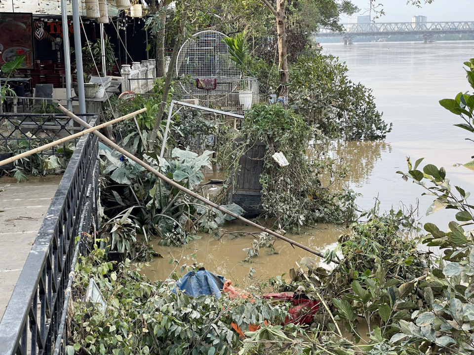 Nước sông Hồng đang rút (ảnh chụp 8h15, ngày 13/9/2024). (Ảnh: Minh Quyết/TTXVN)