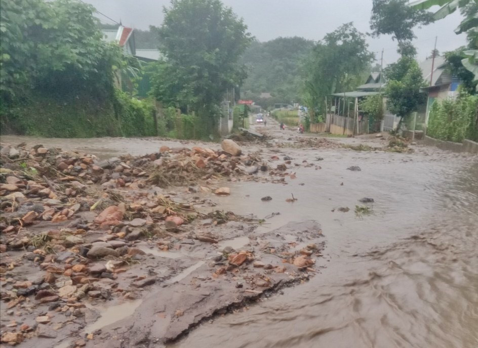 Điểm sạt lở tại KM137+400 Quốc lộ 12. (Ảnh: TTXVN phát) 