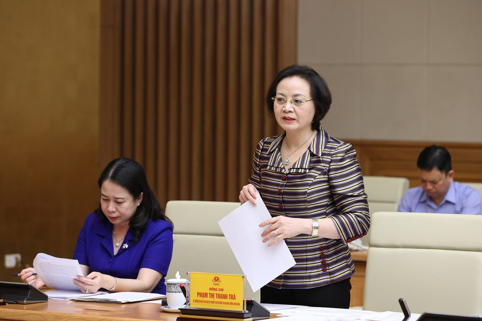 Bộ trưởng Bộ Nội vụ, Phó Chủ tịch Thường trực Hội đồng Thi đua-Khen thưởng Trung ương báo cáo về việc đề nghị tặng danh hiệu. (Ảnh: Dương Giang/TTXVN)