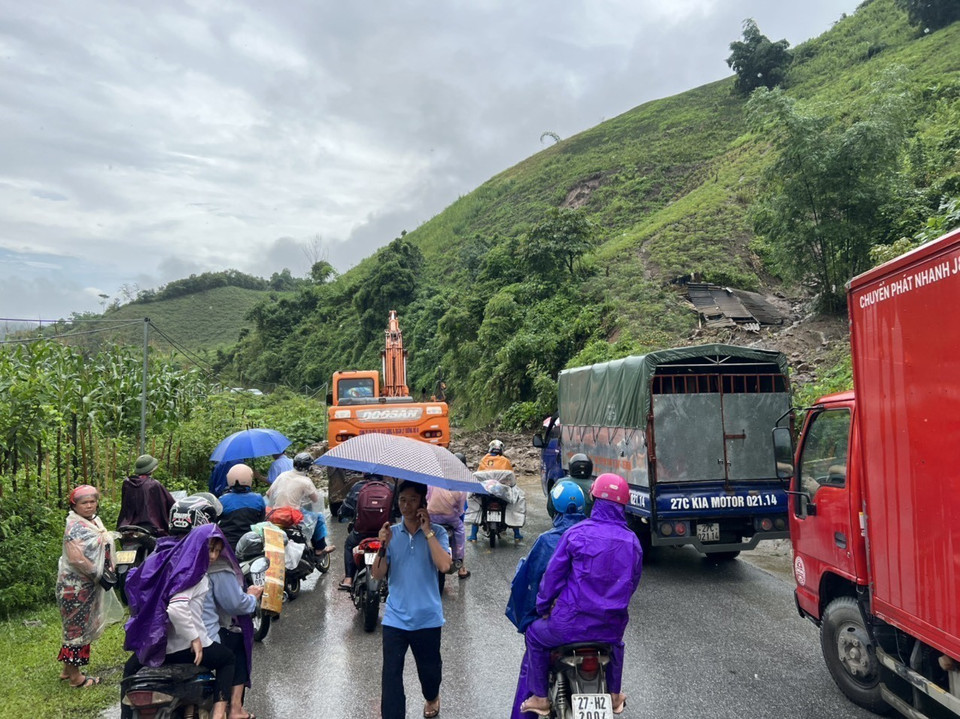 Điểm sạt lở gây ách tắc giao thông cục bộ tại Km160 Quốc lộ 12. (Ảnh: TTXVN phát) 