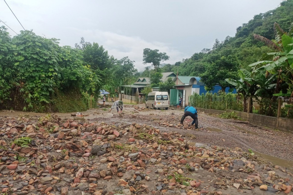 Mưa lớn gây ra sạt lở nặng trên Quốc lộ 12. (Ảnh: TTXVN phát) 