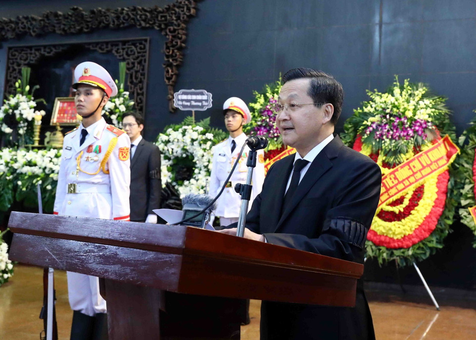 Đồng chí Lê Minh Khái, Bí thư Trung ương Đảng, Phó Thủ tướng Chính phủ, Trưởng ban Tang lễ đọc điếu văn tại lễ truy điệu nguyên Phó Thủ tướng Vũ Khoan. (Ảnh: Phạm Kiên/TTXVN)