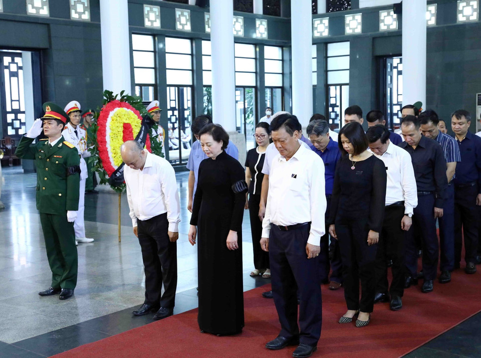 Đoàn đại biểu Bộ Nội vụ do Bộ trưởng Bộ Nội vụ Phạm Thị Thanh Trà dẫn đầu viếng đồng chí Vũ Khoan. (Ảnh: Phạm Kiên/TTXVN)