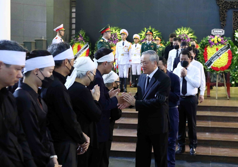 Chánh án Tòa án Nhân dân Tối cao Nguyễn Hòa Bình chia buồn với gia đình đồng chí Vũ Khoan. (Ảnh: Phạm Kiên/TTXVN)