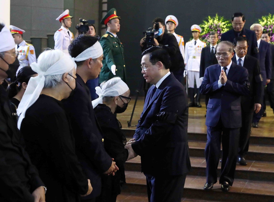 Chủ tịch Quốc hội Vương Đình Huệ chia buồn với gia đình đồng chí Vũ Khoan. (Ảnh: Phạm Kiên/TTXVN)