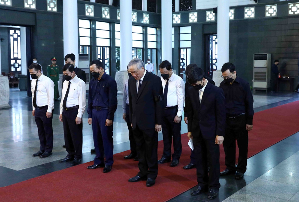 Đoàn đại biểu Tòa án Nhân dân Tối cao do Ủy viên Bộ Chính trị, Bí thư Trung ương Đảng, Chánh án Tòa án Nhân dân Tối cao Nguyễn Hòa Bình dẫn đầu viếng đồng chí Vũ Khoan. (Ảnh: Phạm Kiên/TTXVN)